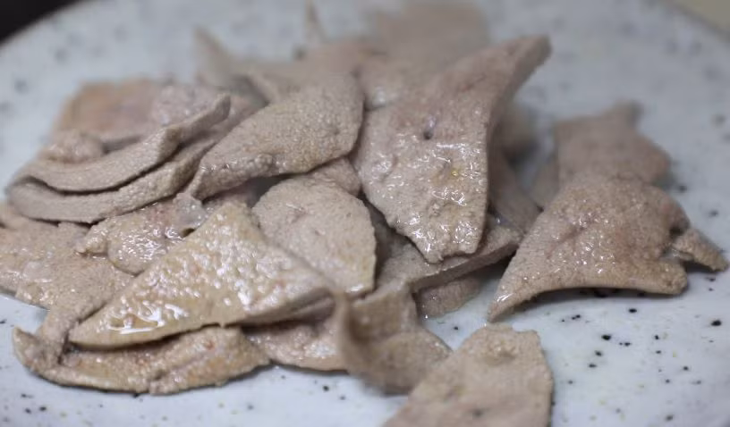 Để làm món này, bạn có thể mua gan lợn đã nấu chín hoặc mua gan sống về sơ chế tương tự như với ong sách nhưng thời gian luộc ngắn hơn. Khi gan chín để nguội, bạn hãy thái gan thành từng lát mỏng và cho vào chậu trộn.