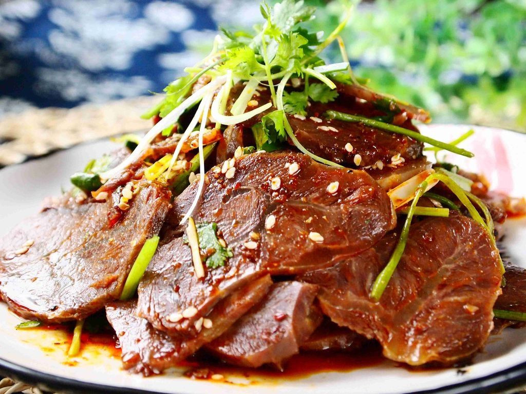 Thái rau thơm bỏ vào cùng, sau đó thêm dầu ớt và tỏi, một thìa giấm và xì dầu, vừng, ít đường, trộn đều lên là xong, cực ngon lại không sợ ngấy.