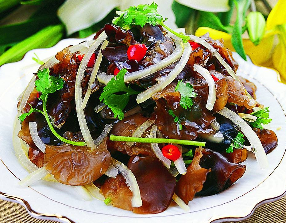 Để làm món này, mộc nhĩ ngâm nở, nhặt rửa sạch, chần qua nước sôi một phút rồi đổ ra, sau đó cho vào nồi trộn, cắt nhỏ hành tím, rắc ngò tây rồi cho một thìa tỏi băm vào. 1 thìa đường, 1 thìa xì dầu, 1 chút tinh chất gà muối và bột ngọt, đảo nhanh tay cho đều rồi bày ra đĩa, vị giòn, béo ngậy.