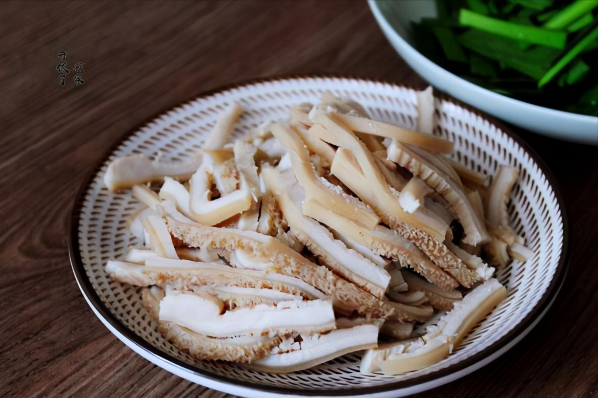 Đầu tiên là món ong sách trộn lá hẹ. Để làm món nguội này, bạn có thể mua ong sách đã làm sạch sẵn, hoặc mua ong sách sống, rửa sạch hai lần với bột mì và muối, chần qua nước lạnh, sau đó cho vào nồi áp suất, thêm hành, gừng, tiêu, muối, đun chín. Vớt ra, để nguội khoảng một giờ, sau đó cắt thành từng lát mỏng và cho vào bát.