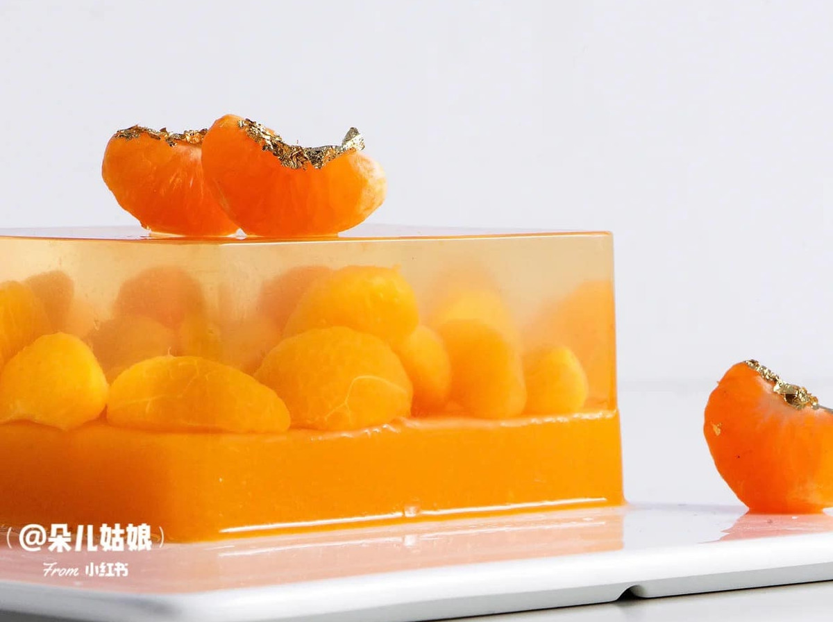 Để làm được món thạch quýt pha lê này, bạn cần chuẩn bị nguyên liệu cũng rất đơn giản, gồm có: quýt, đường phèn, bột rau câu, khuôn đựng thạch.