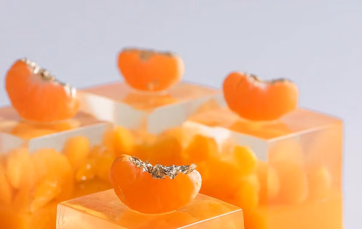 Miếng thạch trong suốt như pha lê, ôm trọn lấy những múi quýt căng mọng, cực kì đẹp và khơi gợi cảm hứng ăn uống.