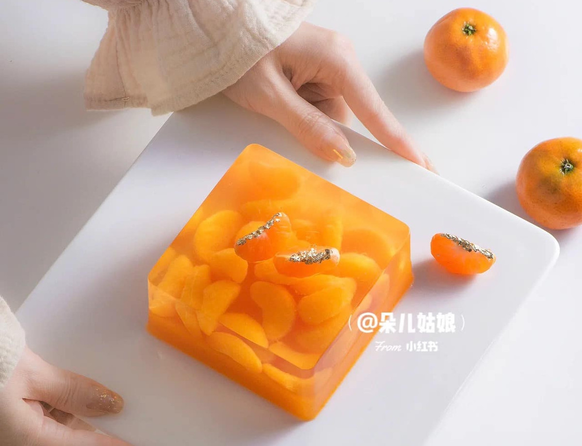 Đầu tiên, bạn cần lột vỏ quýt, tách thành từng múi rồi để riêng. Bước này quan trọng, cố gắng không làm múi quýt bị nát nhé.