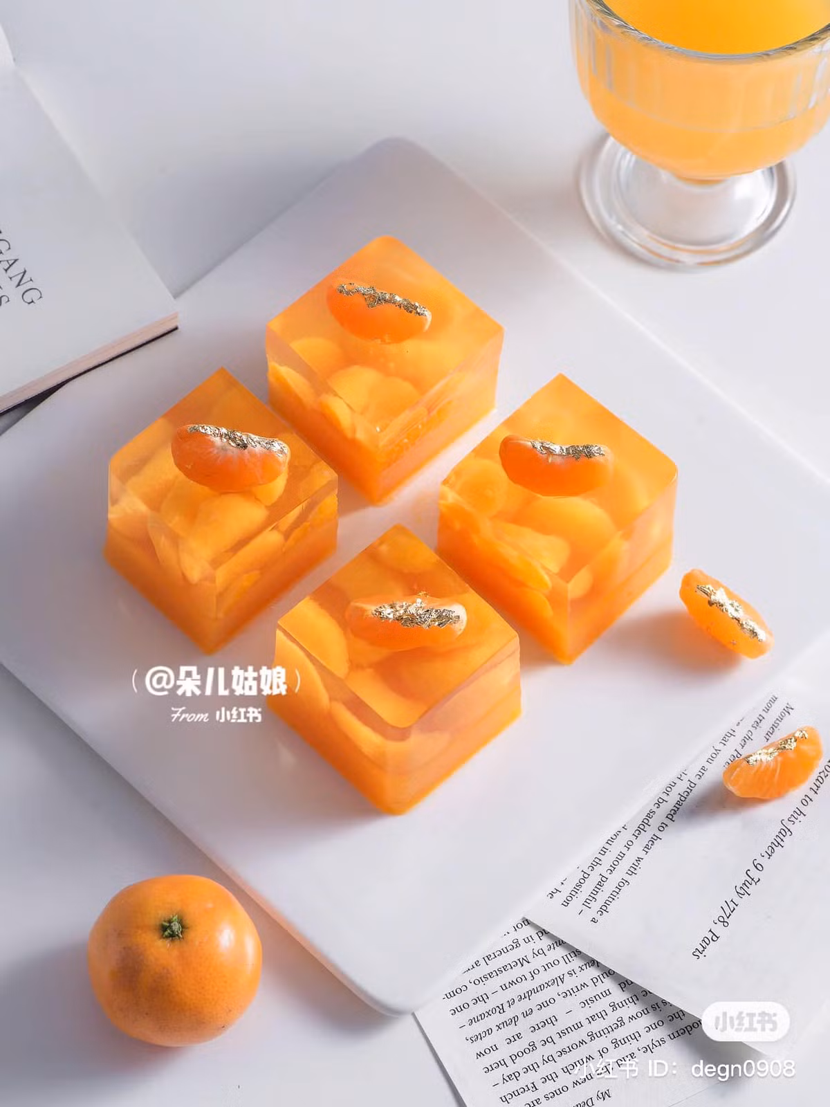 Đun lửa nhỏ sau đó đổ vào phần thạch quýt đã đông trước đó, cuối cùng cho vào tủ lạnh để đông lại.