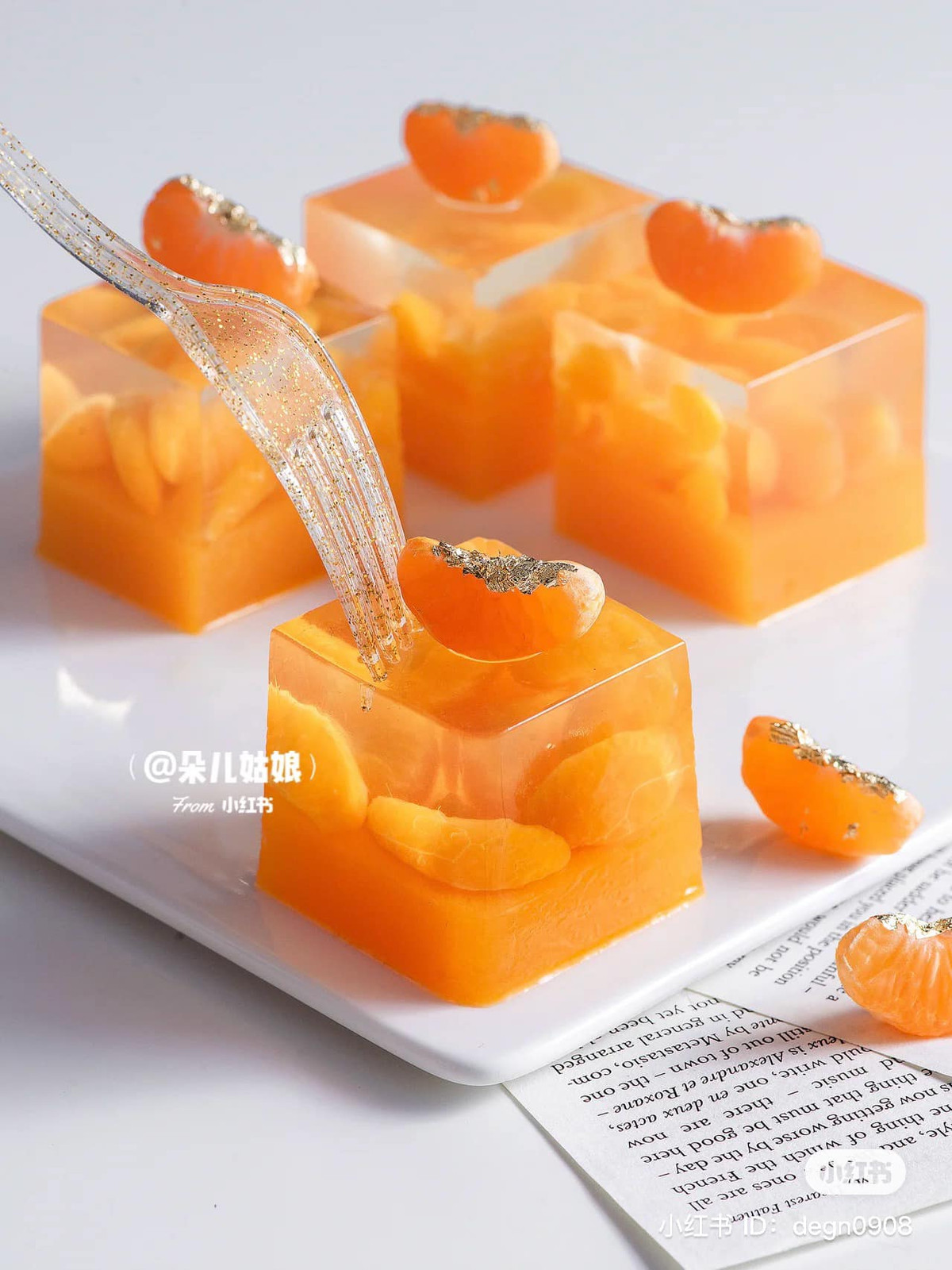 Như vậy là bạn đã hoàn thàn món thạch quýt pha lê rồi. Món này không chỉ đẹp, cực dễ làm mà hương vị chua chua ngọt ngọt rất thanh mát, chữa ngán, ngấy cực tốt.