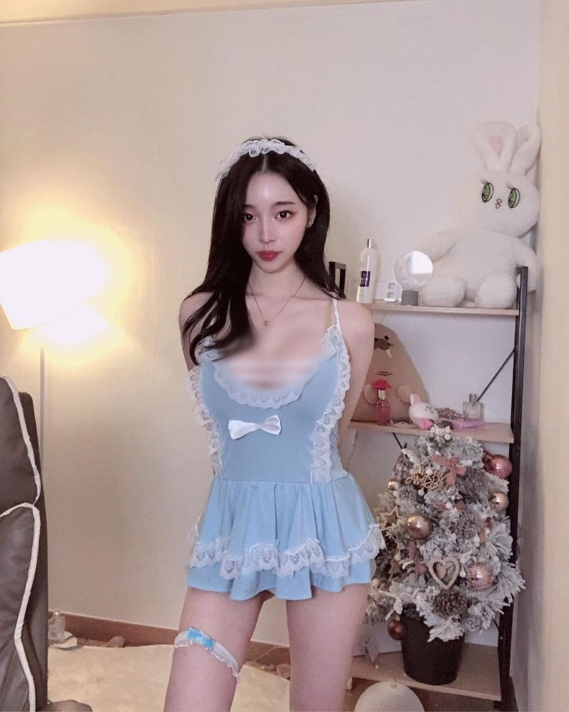 Yi Yeon cao 1m69, dù chỉ mặc đồ ngủ, cô nàng cũng quyến rũ đến mê người.