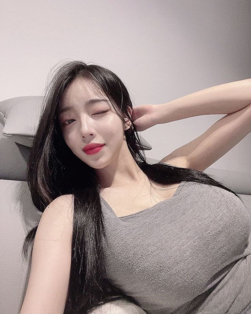 Qua những bức ảnh mà Yi Yeon chia sẻ, có thể thấy cô nàng sở hữu gương mặt xinh đẹp không thua kém bất cứ thần tượng, diễn viên nào.