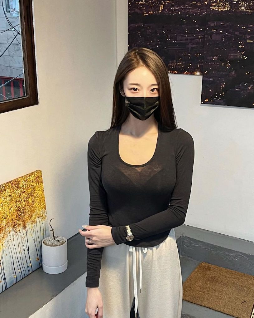 Cô nàng thoải mái diện đồ xuyên thấu nhờ thân hình đẹp chuẩn mực.