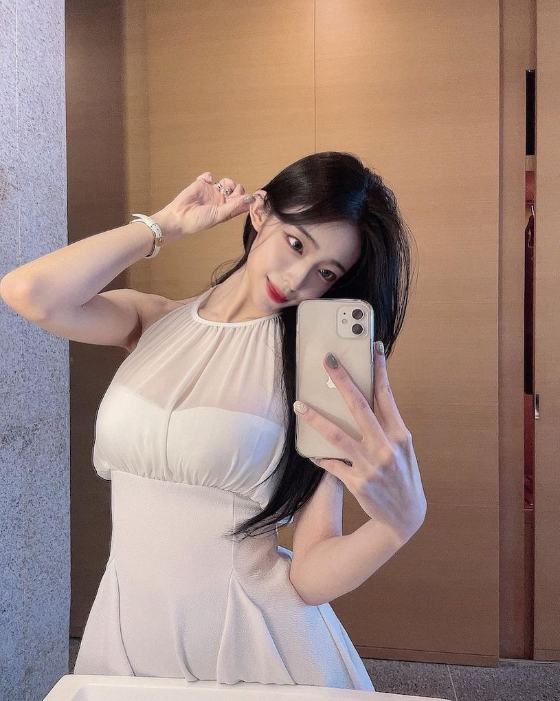 Trong bộ trang phục nhẹ nhàng màu trắng, Yi Yeon chẳng khác nào một nàng thơ xinh đẹp.