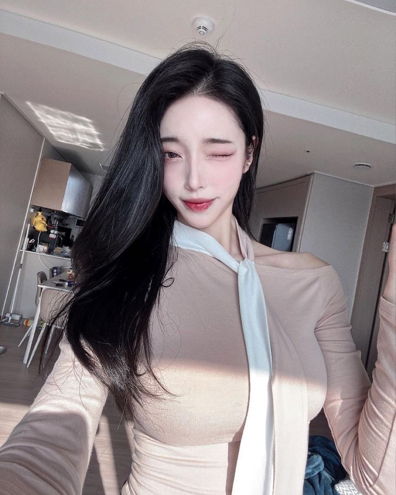 Nhờ vậy, dù diện bất cứ trang phục nào, nữ họa sĩ Yi Yeon vẫn vừa gợi cảm vừa trong trẻo, gây ấn tượng mạnh với mọi người ngay từ cái nhìn đầu tiên.