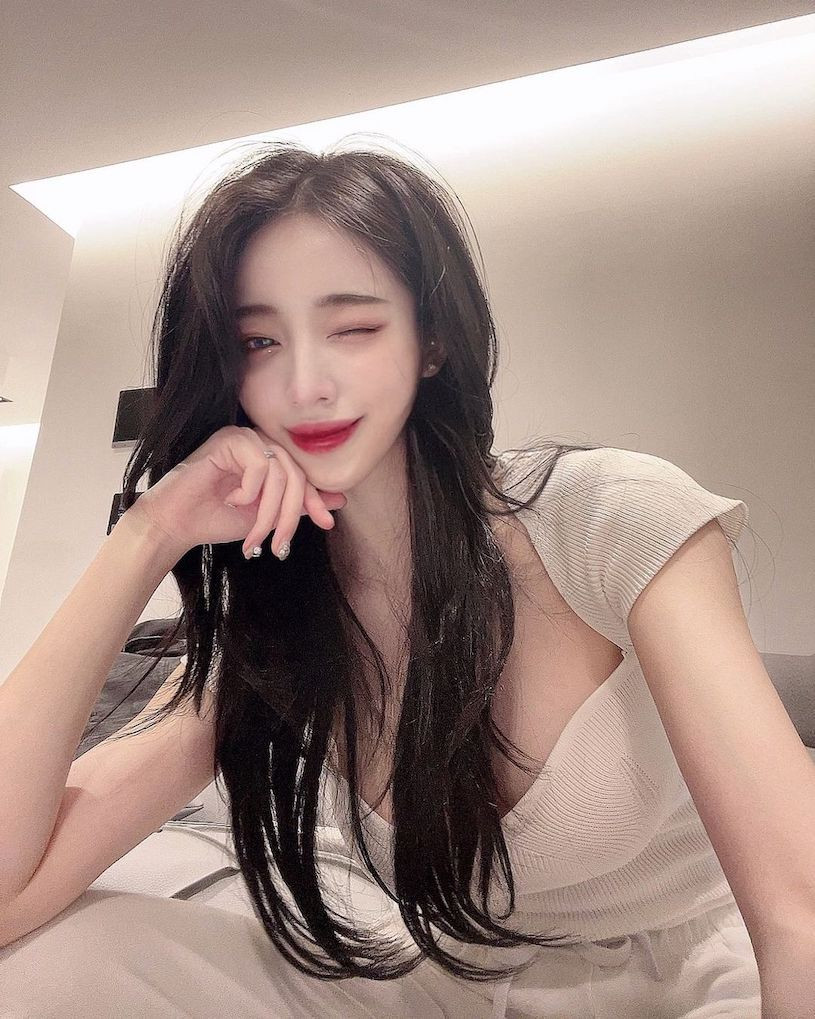 Theo tìm hiểu, Yi Yeon là họa sĩ tranh sơn dầu, cô nàng không chỉ được tán dương nhờ nhan sắc mà còn bởi tài năng thứ thiệt.