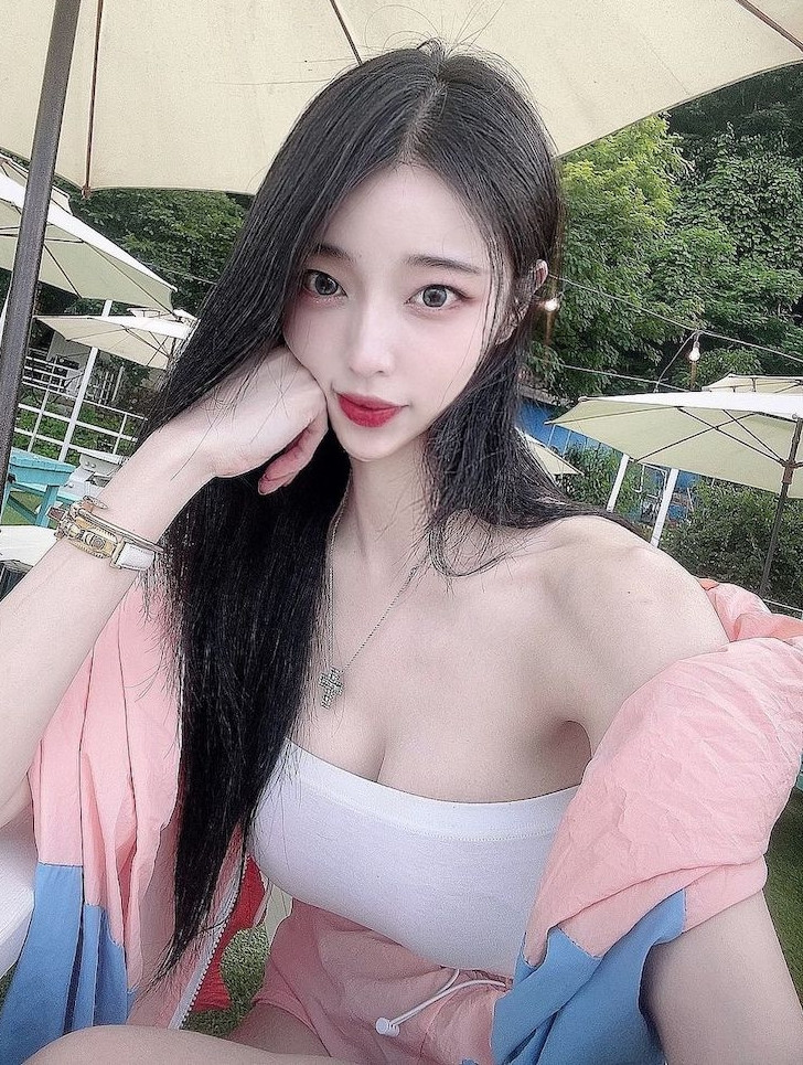 Nữ họa sĩ Yi Yeon, người Hàn Quốc, nổi tiếng là một trong những nữ họa sĩ xinh đẹp. Nhờ nhan sắc vượt trội, cô nàng còn được ưu ái gọi là nữ họa sĩ hot girl hay nữ họa sĩ gợi cảm nhất Hàn Quốc.