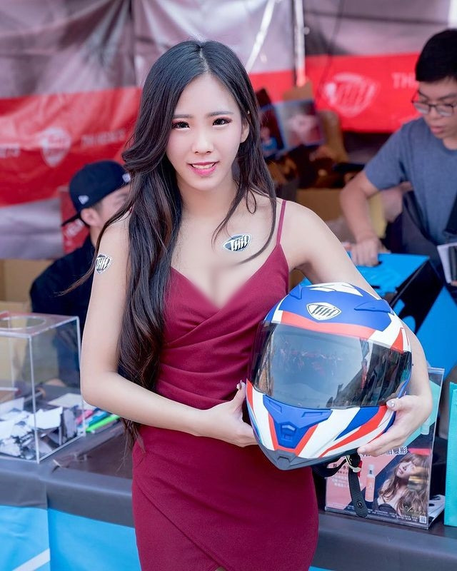 Hot girl cũng thường xuyên bày tỏ rằng, cô nàng rất nghiêm túc với công việc. Là một người mẫu, cô có trách nhiệm giúp nhãn hàng quảng bá sản phẩm.