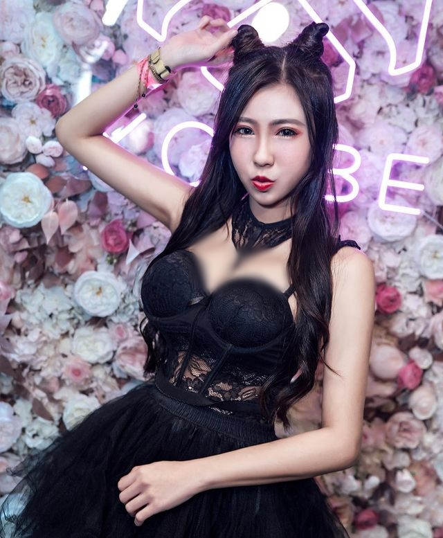 Vì vậy, đôi khi có những set đồ gợi cảm quá đà, không phải phong cách của cô nhưng do được yêu cầu, cô đều vui vẻ hoàn thành công việc.