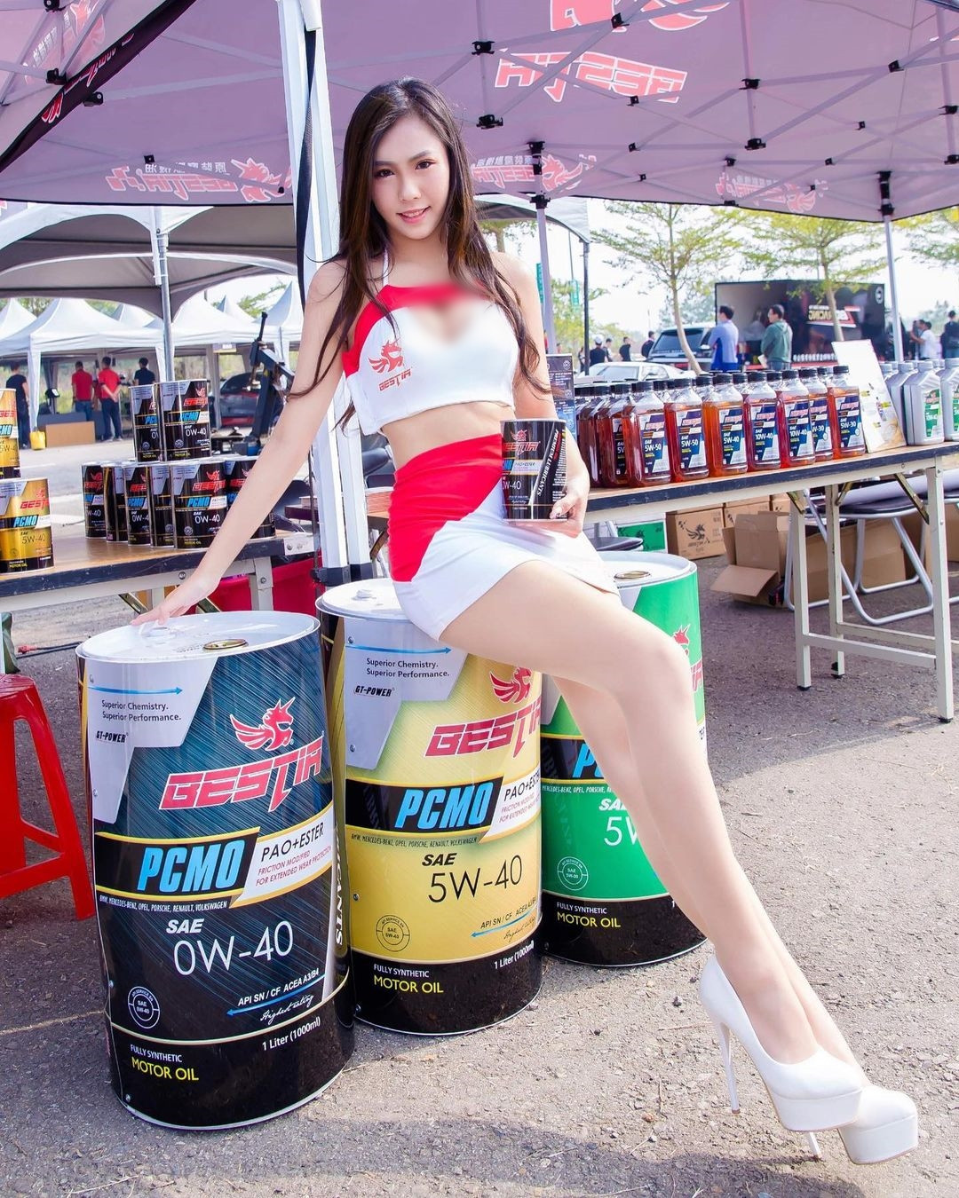 Có thể thấy, trong những sự kiện về xe, Dụ Dụ cũng từng diện những set đồ rất hở hang, thiếu vải.