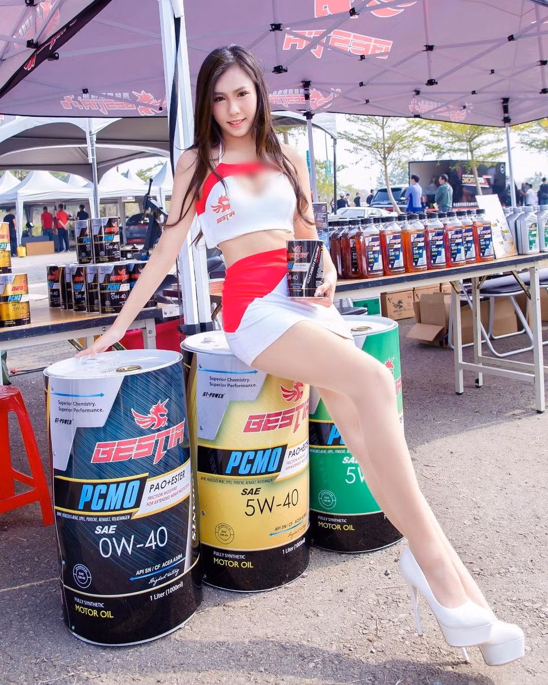 Có thể thấy, trong những sự kiện về xe, Dụ Dụ cũng từng diện những set đồ rất hở hang, thiếu vải.