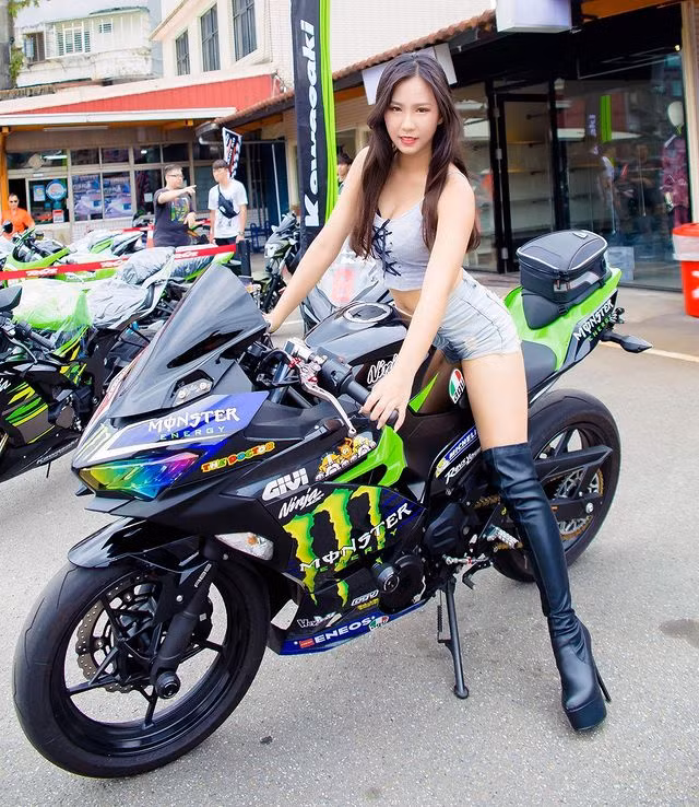 Đáp lại những lời chỉ trích, Dụ Dụ phân bua rằng cô diện những trang phục này chỉ để phục vụ mục đích công việc, chụp ảnh làm mẫu, không phải cố tình tạo dư luận.