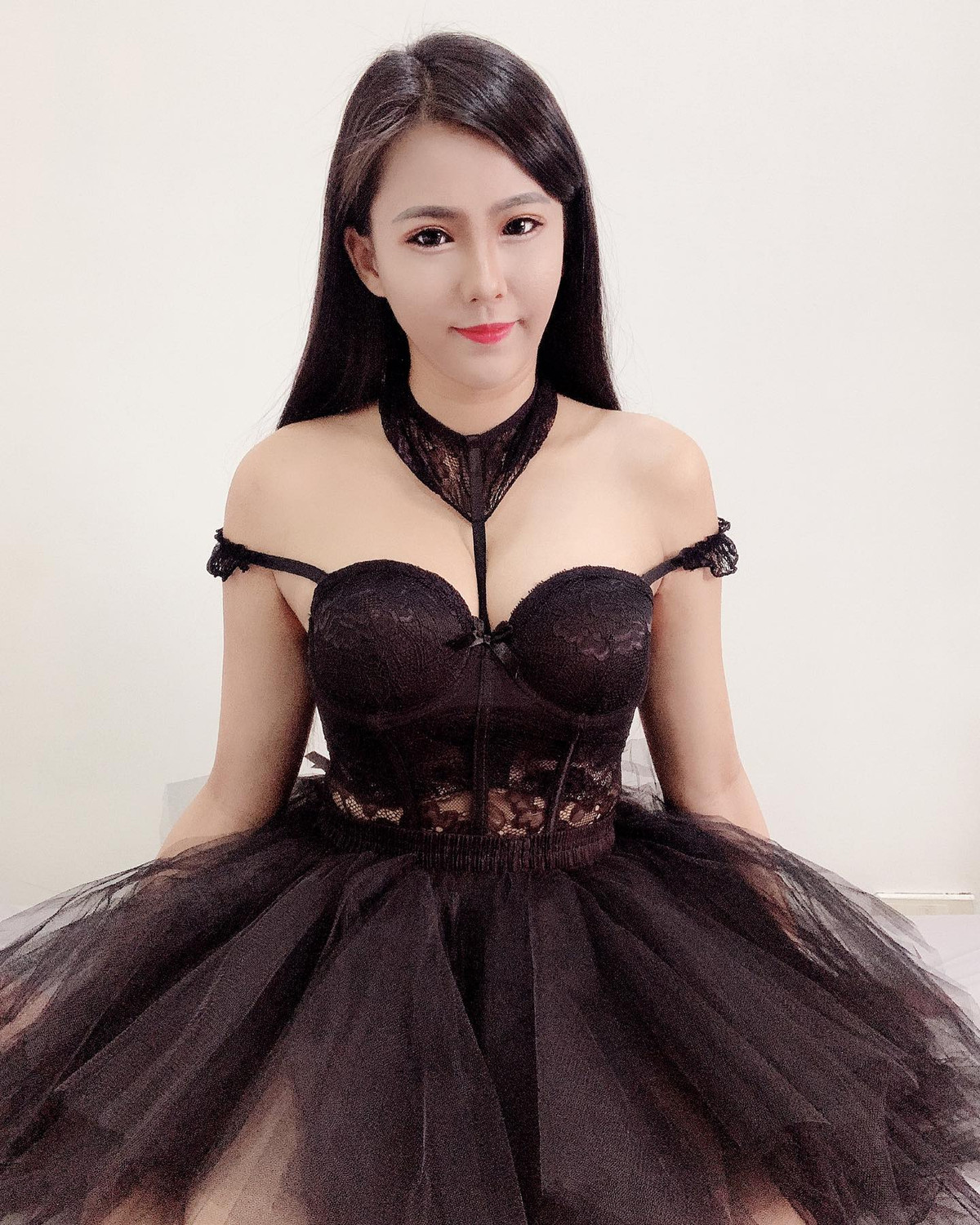 Thi thoảng, hot girl gợi cảm cũng diện những chiếc váy công chúa có thiết kế táo bạo, khoe body tuyệt mỹ của mình.