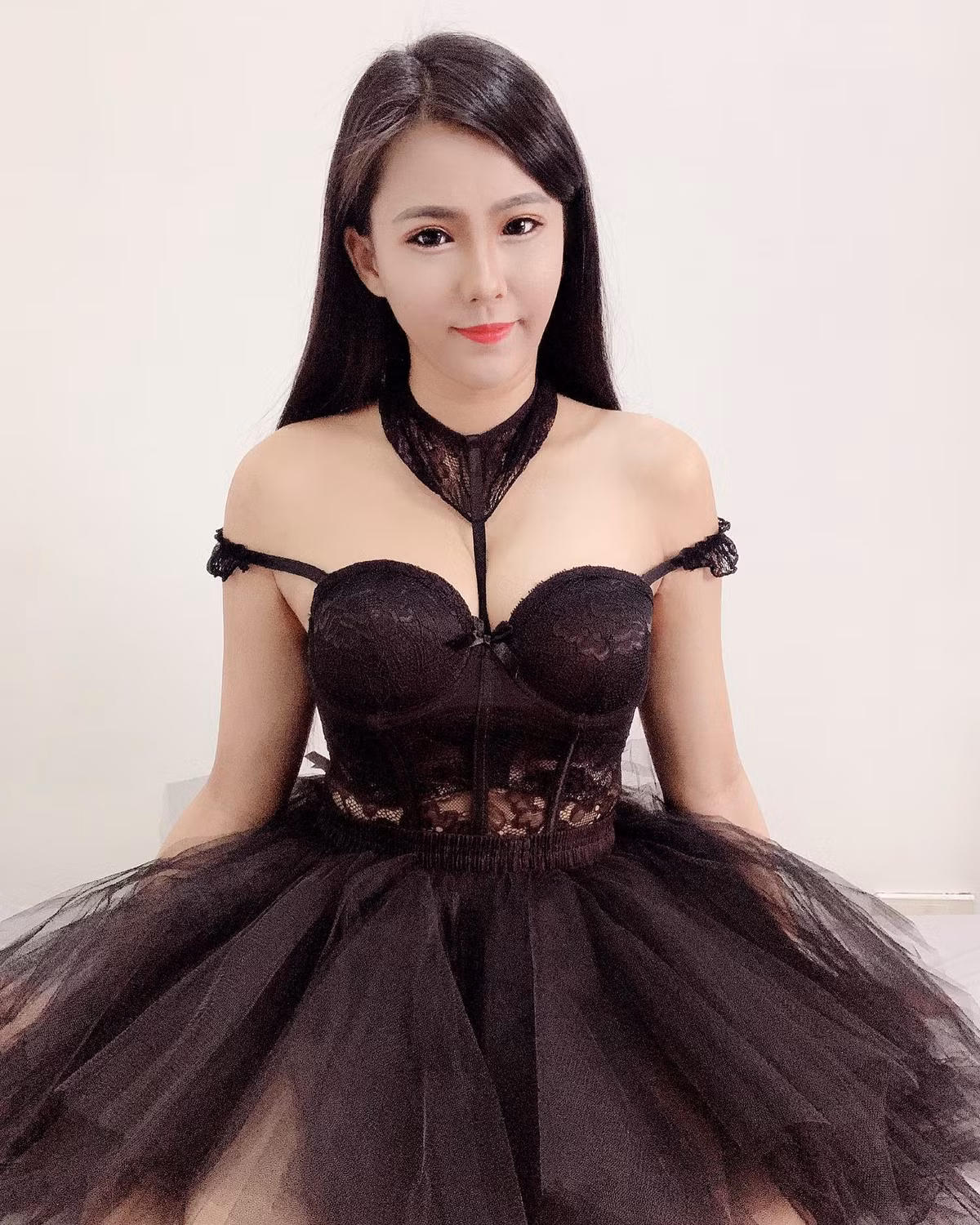 Thi thoảng, hot girl gợi cảm cũng diện những chiếc váy công chúa có thiết kế táo bạo, khoe body tuyệt mỹ của mình.