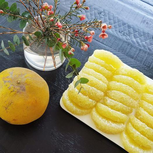 Nếu muốn vỏ bưởi tươi lâu, không bị héo, lấy khăn ẩm lau vỏ bưởi (tránh phần cuống) 2-3 ngày 1 lần.