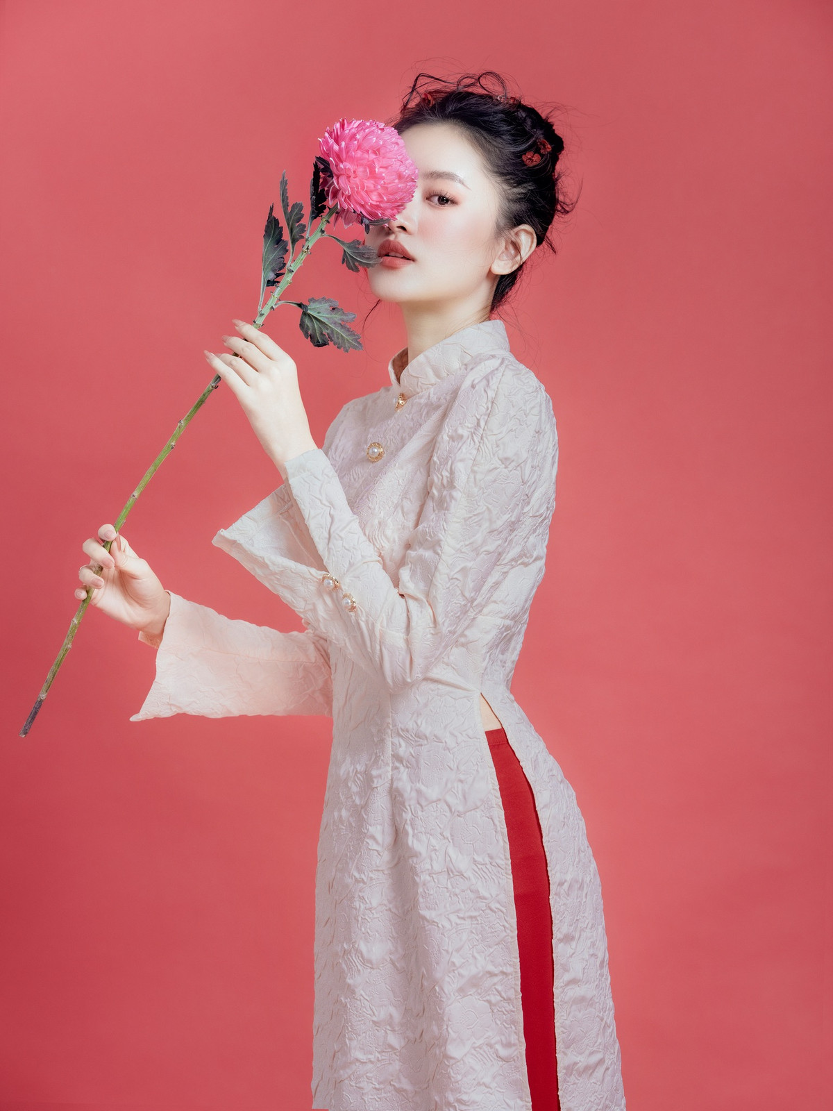 Oceana London cũng là một thương hiệu được các chị em tin tưởng tìm đến khi muốn tìm một chiếc áo dài đẹp mang theo phong vị ngọt ngào ngày xuân.