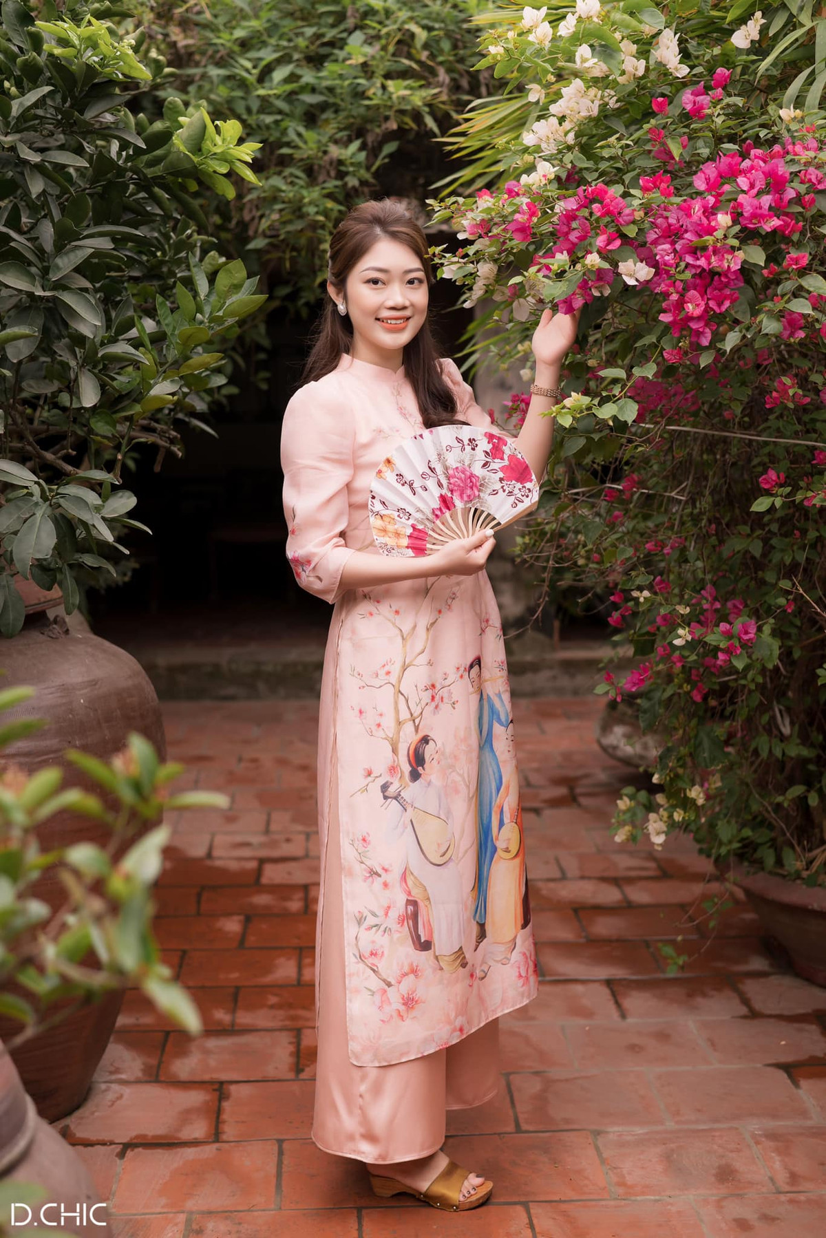 Mỗi một chiếc áo dài của D.chic đều có tên riêng lấy cảm hứng từ sự gần gũi của nét đẹp dân gian trong văn hóa Việt và không khí vui tươi nơi những buổi tụ hội của giai nhân xưa mỗi dịp Tết đến Xuân về.