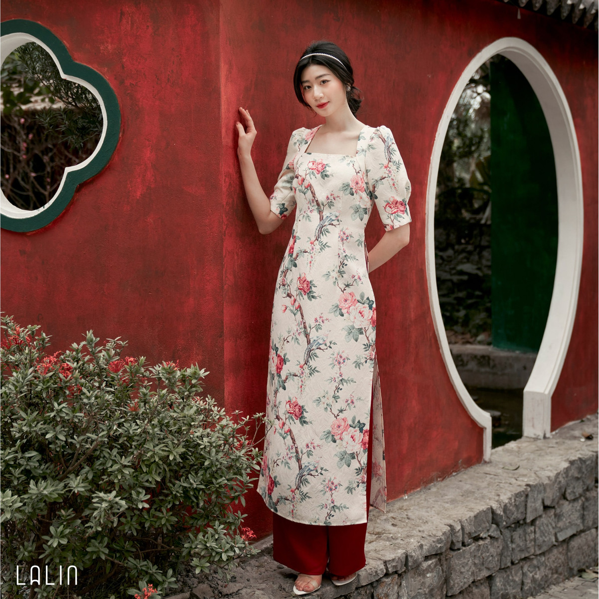 Nét thanh lịch từ những mẫu áo dài trên nền chất liệu nhung the, lụa hay sheer tơ đều được khắc họa mềm mại, quý phái làm nổi bật nét nữ tính của người con gái Á Đông.