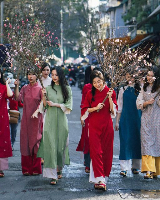 Với cảm hứng đến từ mùa phố đầy hoa, tràn ngập một không khí lạc quan, hân hoan khi Tết đến, những chiếc áo dài cách tân nhẹ nhàng, thướt tha nhưng cũng không kém phần rực rỡ này sẽ chinh phục các cô nàng khó tính nhất.