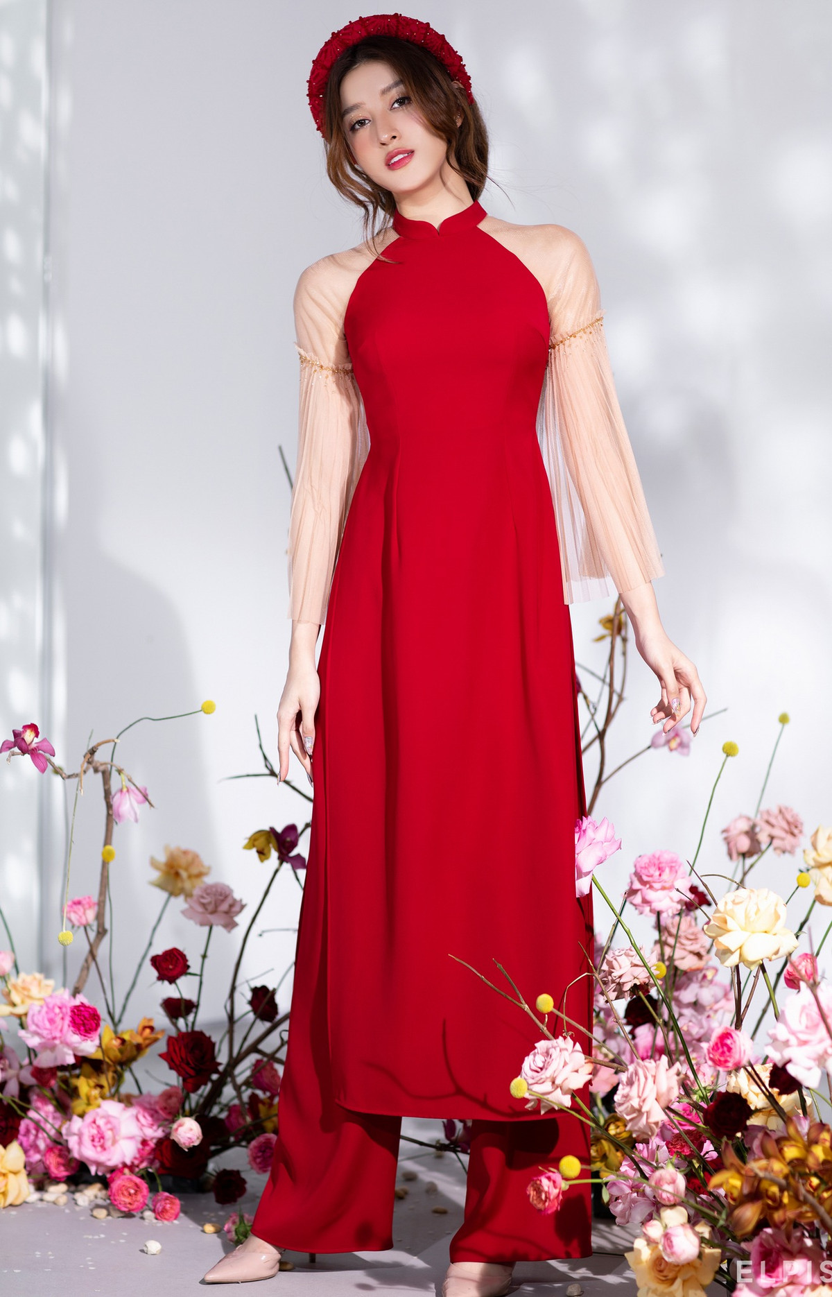 Khác với nét cổ điển, thanh nhã của các brand Hà Nội, bộ sưu tập áo dài tết của brand Elpis ở Sài Gòn phá cách hơn, gợi cảm và quyến rũ hơn.