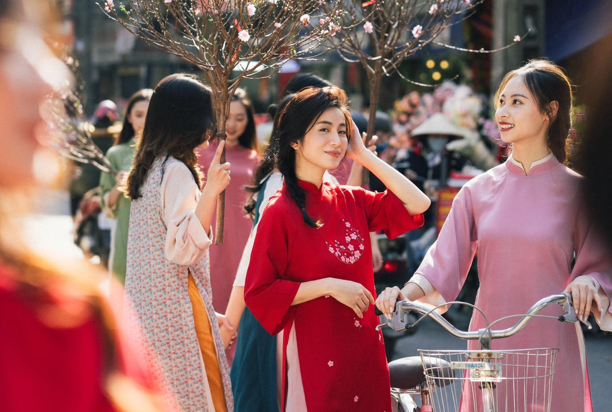 Ngoài những chất liệu nhung quen thuộc ấm áp và gần gũi, brand này còn đồng thời mang tới chất liệu lụa tuyết mềm, nhẹ, thướt tha, là một chút ngẫu hứng đặc biệt khi lớp áo dài bên trong có thể mặc như một bộ riêng biệt.