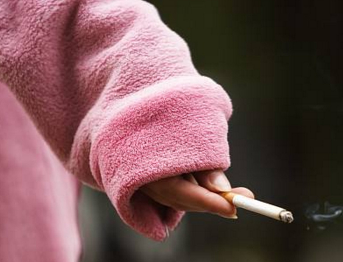 3. Hút thuốc Có rất nhiều phụ nữ hút thuốc, thậm chí nghiện thuốc lá. Khi hút thuốc, chất độc đi vào cơ thể có tác dụng làm tê liệt não, tương tự như thuốc an thần, làm cho mọi người cảm thấy tạm thời thư thái, nhưng thực tế thì rất dễ bị nghiện.