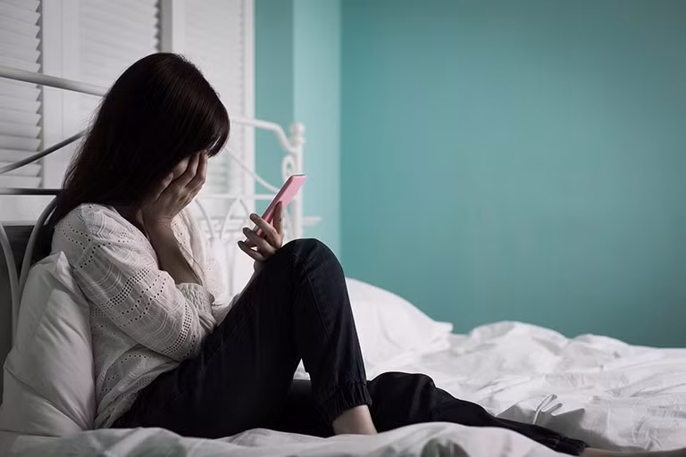 4. Thức khuya Con người ngày nay có thể có nhiều lý do khác nhau để thức khuya. Song, thức khuya cực kỳ có hại, dễ gây ra hiện tượng kinh nguyệt không đều ở phụ nữ, mất cân bằng nội tiết, ảnh hưởng nhất định đến tử cung.