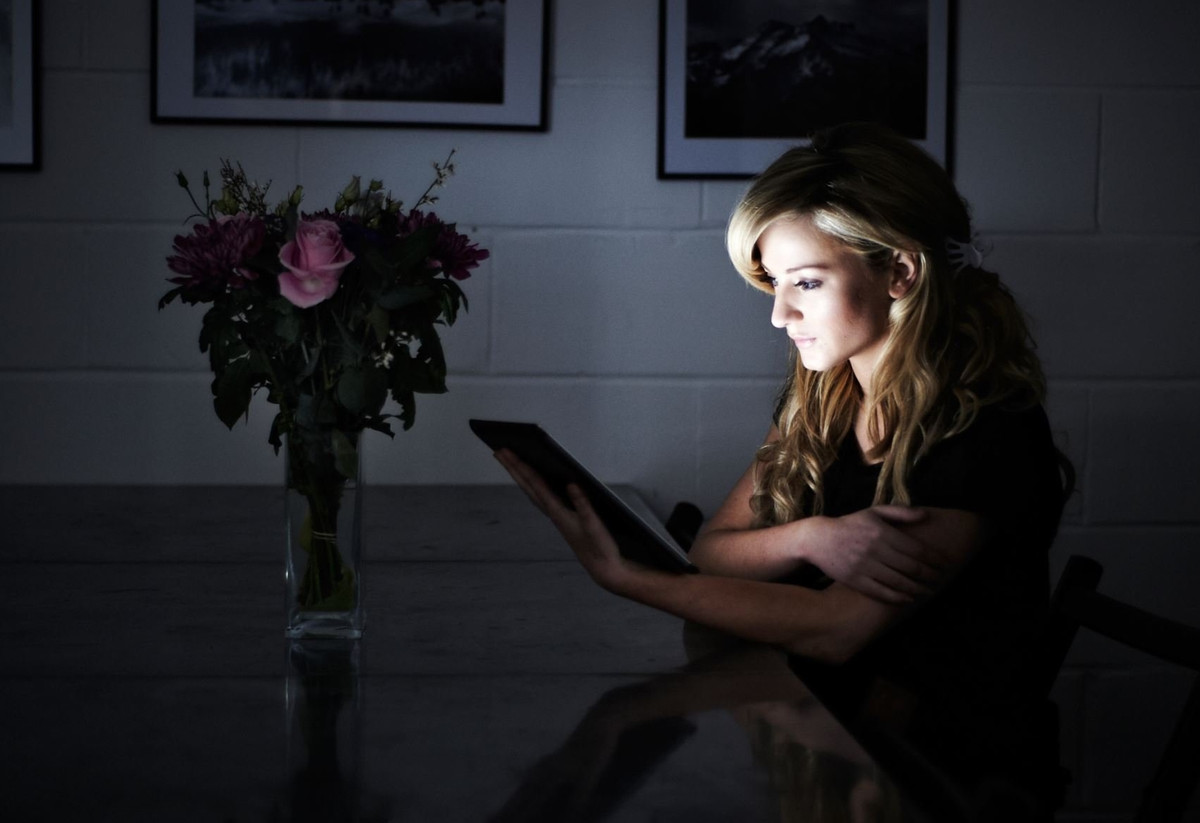 Nhắc nhở các bạn nữ, nếu đang trong thời kỳ kinh nguyệt thì nên giảm bớt việc thức khuya, bằng không có ngày tử cung kêu cứu, bệnh tật kéo đến cực kỳ phiền phức.