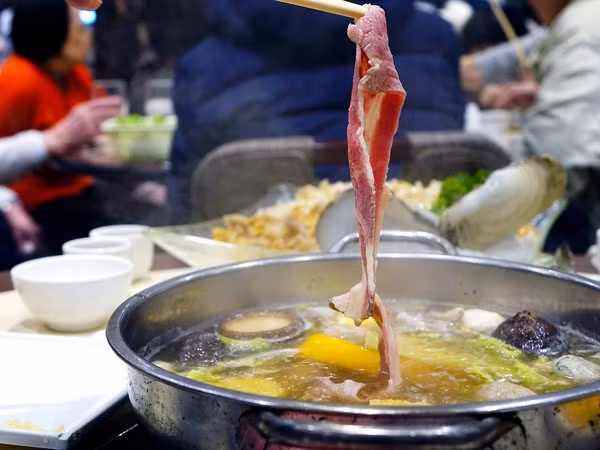 Lẩu là món ăn cực nhiều người thích, thế nhưng nếu ăn lẩu không đúng cách, bạn có thể làm tổn thương thực quản và tăng nguy cơ ung thư. Nhiều lương y trên thế giới cũng đã khuyến cáo không nên ăn lẩu quá thường xuyên. (Ảnh minh họa)