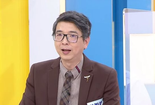 Mới đây, bác sĩ chuyên khoa thận Hồng Vĩnh Tường, người Trung Quốc, đã chia sẻ trên chương trình "Sống lâu sống khỏe" về trường hợp một bệnh nhân 65 tuổi thích ăn lẩu, gà rán dầu mè, sườn heo hầm… Ông cũng nhấn mạnh rằng bệnh nhân này luôn đòi hỏi phải ăn mọi thứ lúc còn đang nóng. Khi thấy cân nặng giảm bất thường, tới 10kg trong thời gian ngắn, bệnh nhân đi khám.