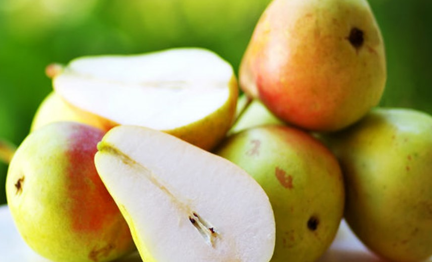 6. Chọn lê: Tương tự như táo, nên chọn những quả lê nặng tay, vỏ ngoài không bị xước, thâm đen, các chấm gai đều nhau, không có mùi lạ.