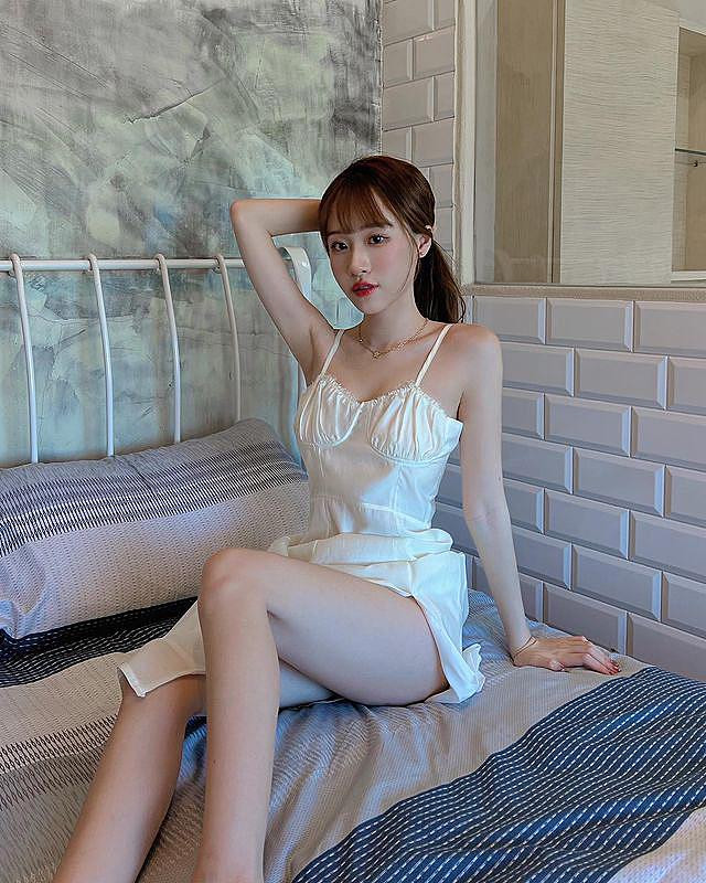 Gương mặt đẹp dịu dàng cùng thân hình thanh mảnh đẹp khó cưỡng của Tiểu Trần giúp cô nàng tỏa sáng dù diện bất kỳ trang phục nào.