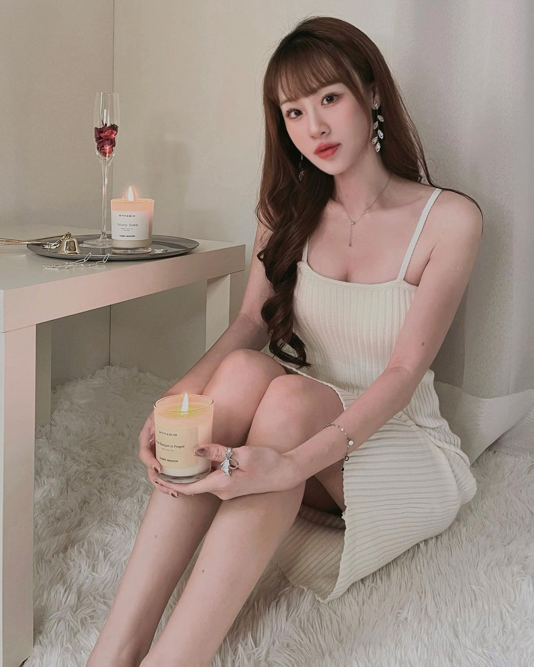 Tiểu Trần có sở thích về thời trang khá đặc biệt. Cô nàng đam mê hai màu đen trắng, có thể nói là nếu không diện đồ trắng thì sẽ là đen.