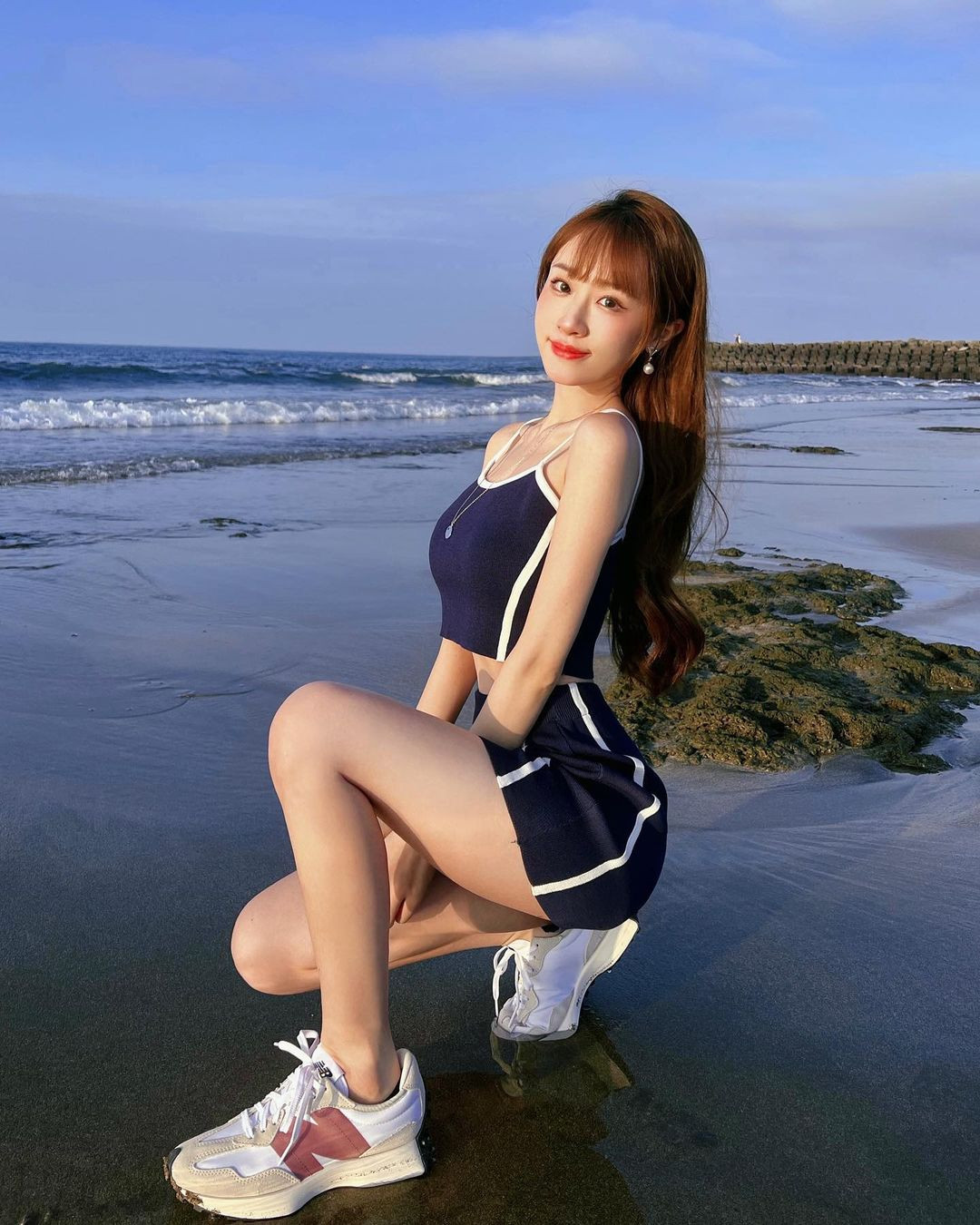 Set đồ thể thao đen trắng giúp Tiểu Trần khoe được vòng eo con kiến đẹp mê mẩn của mình.