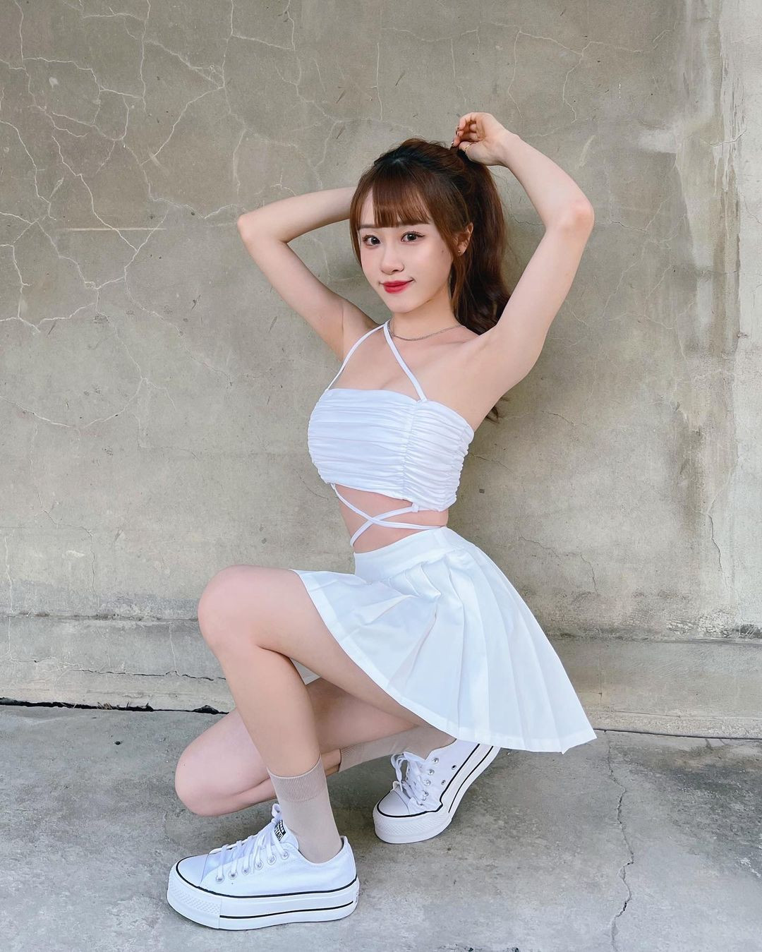 Thiết kế váy xếp ly mix cùng chiếc áo crop-top xếp bèo nhún khiến Tiểu Trần xinh đẹp năng động chẳng khác nào nữ sinh.