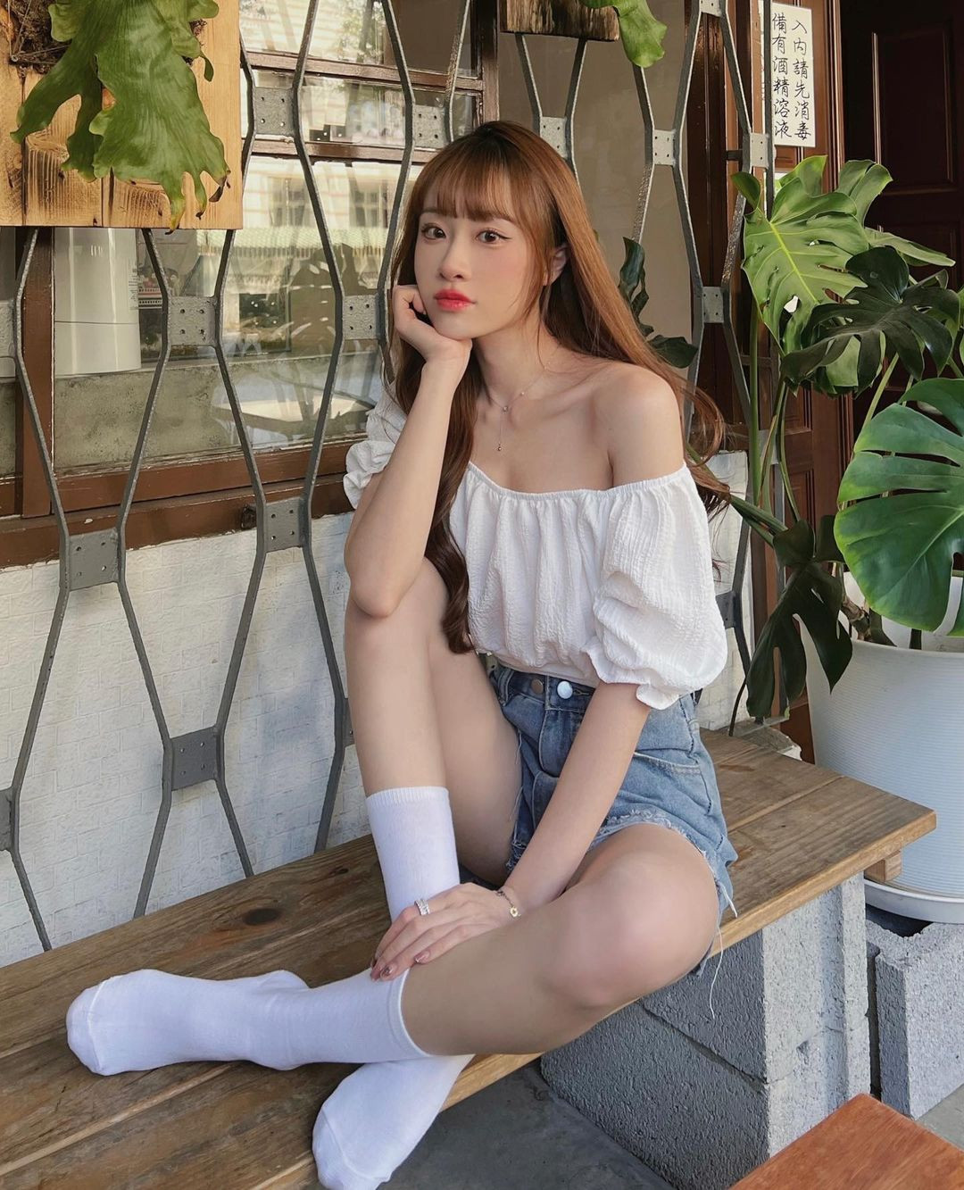 Fan hâm mộ của Tiểu Trần có rất nhiều người là nữ. Họ hâm mộ cách phối đồ và cách sử dụng hai màu đen trắng tài tình của hot girl này.