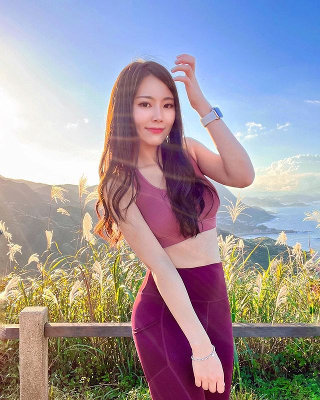 Khi được hỏi bí quyết giữ da sáng, dáng xinh là gì, Kelly cũng thoải mái cho biết, ngoài tập luyện hàng ngày, cô cũng ăn uống theo chế độ lành mạnh.