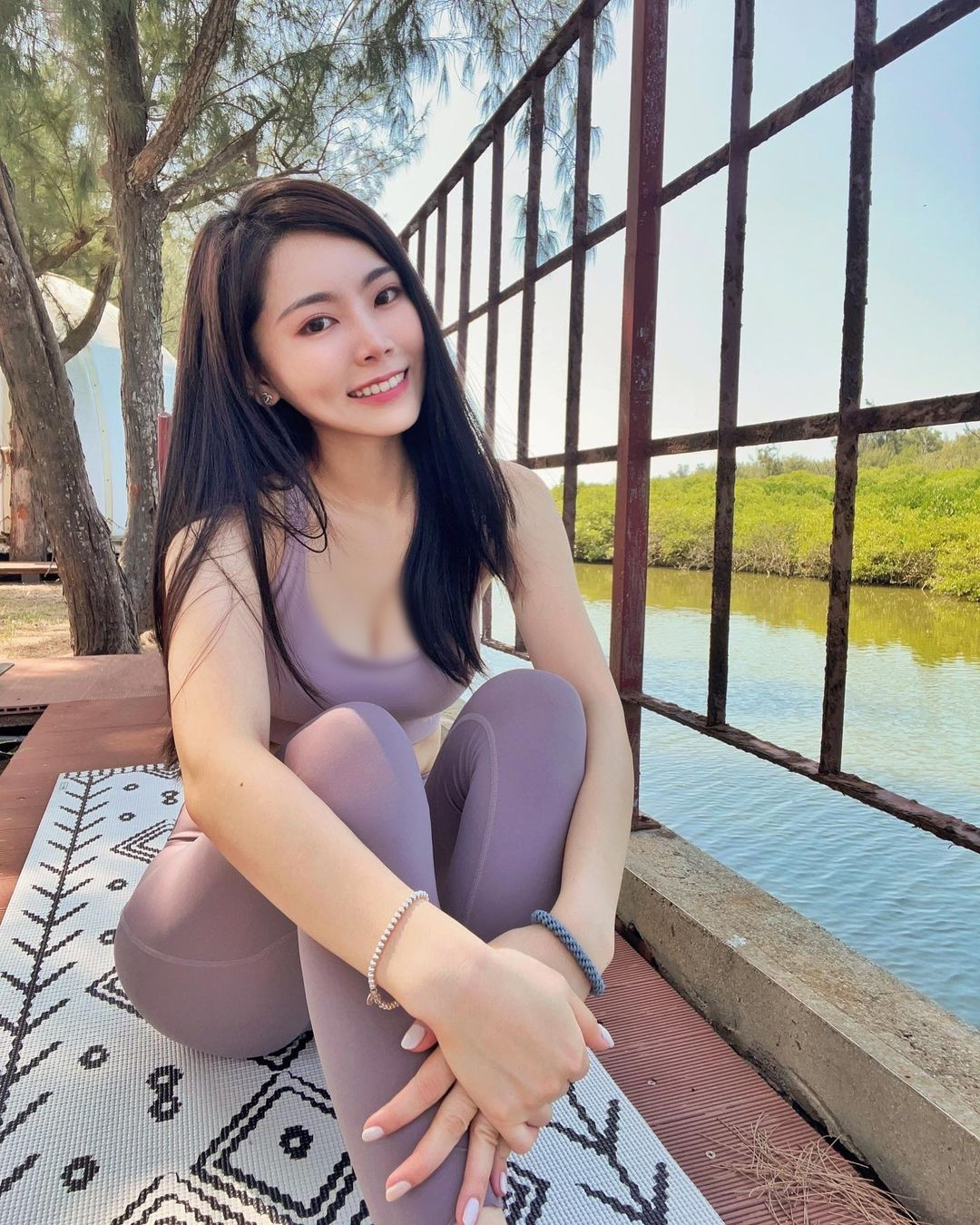 Toán là môn học không phải ai cũng có năng khiếu, dù có chăm chỉ học cũng chưa chắc đã làm tốt bài thi được. Thế nhưng, nếu bạn có một cô giáo xinh đẹp, tận tâm, có lẽ quyết tâm học Toán sẽ được nâng cao hơn nhiều.