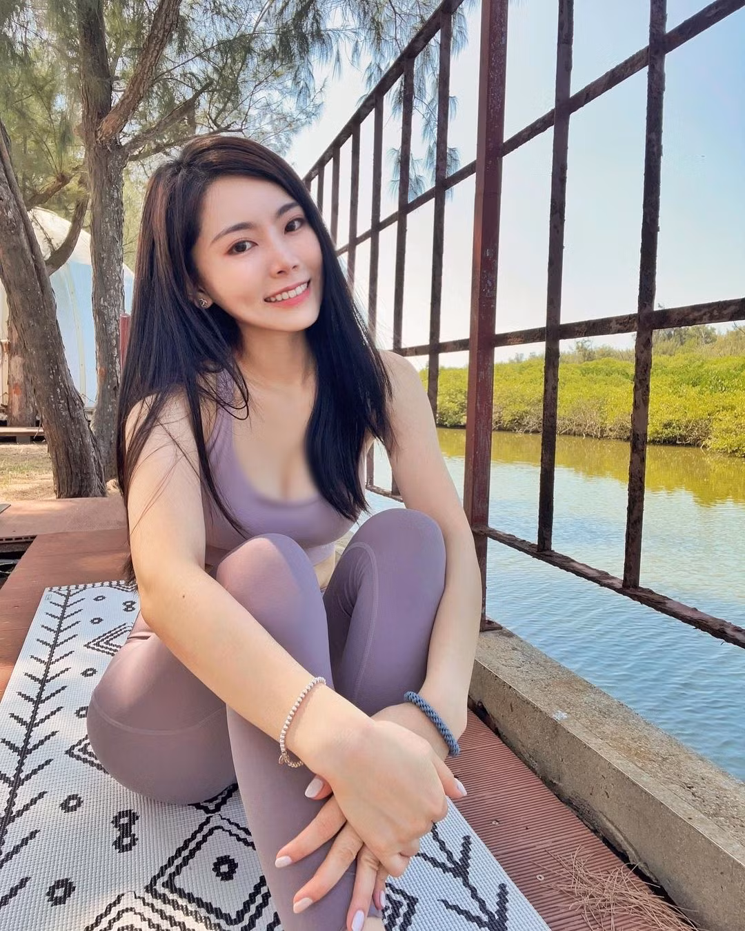 Toán là môn học không phải ai cũng có năng khiếu, dù có chăm chỉ học cũng chưa chắc đã làm tốt bài thi được. Thế nhưng, nếu bạn có một cô giáo xinh đẹp, tận tâm, có lẽ quyết tâm học Toán sẽ được nâng cao hơn nhiều.