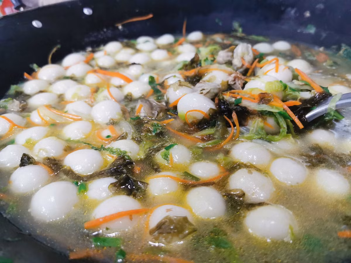 Tuy nhiên, hiện nay do ô nhiễm môi trường, giun biển càng ngày càng ít đi, đào cật lực cũng chẳng được bao nhiêu nên món ăn này lại càng quý, ngày thường không mấy khi được ăn.