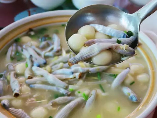 Được biết, loại giun dùng để nấu món bánh trôi giun là một loại thực phẩm đặc biệt, còn có tên là giun biển, sâu bùn hay nê trùng. Tuy gọi là giun nhưng chúng khác giun đất ở chỗ chỉ có ở bãi bồi biển.