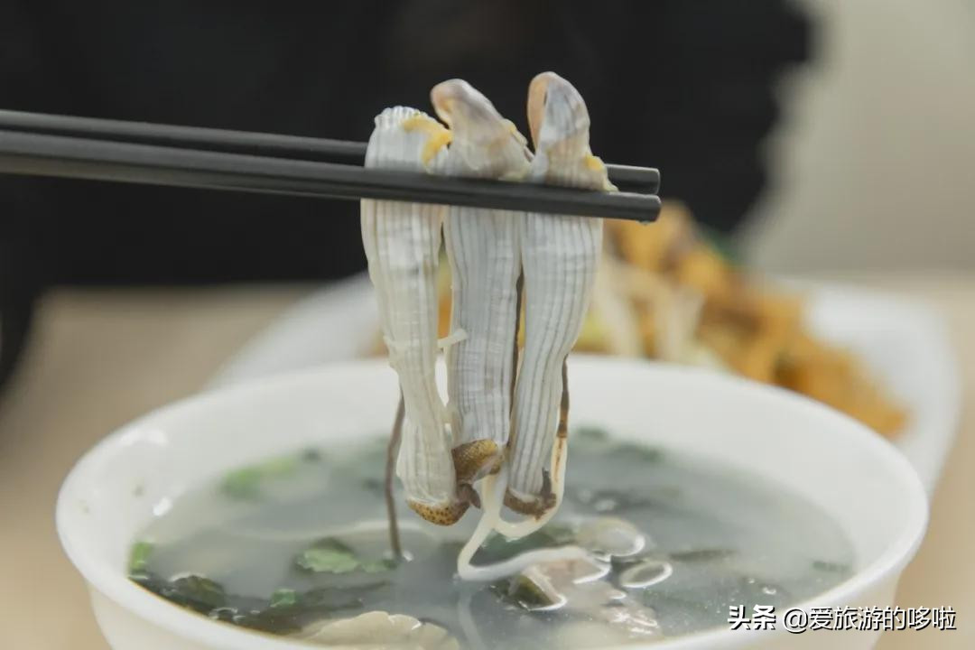 Một số nhà cầu kỳ, khi nấu món bánh trôi giun mừng năm mới còn bỏ thêm cua, cá, một số loại hải sản, một số loại rau củ cho màu sắc thêm hấp dẫn.