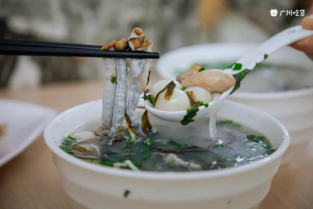 Cách làm món này cũng khá đơn giản, trên cơ sở món bánh trôi nước, bỏ thêm thêm giun biển, tôm và các nguyên liệu khác theo khẩu vị. Ăn không hoặc kèm theo chút bánh phồng cũng rất ngon.