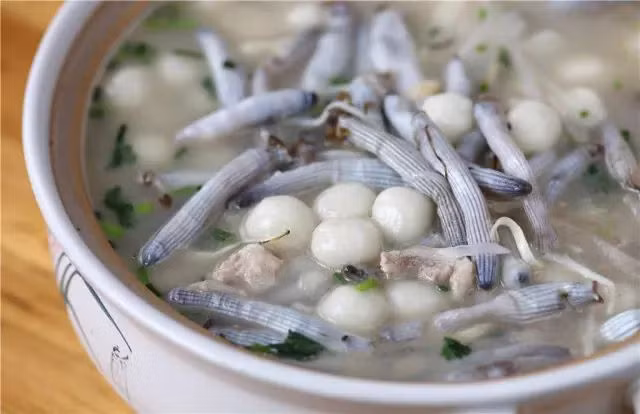 Về ngoại hình, loại giun biển này khá giống giun đất song thịt ăn có vị mềm, mịn, ngay cả hải sâm và vây cá mập cũng không ngon bằng. Đây cũng món ăn được xem là bổ thận tráng dương, tăng cường sinh lực, dưỡng nhan cực tốt.