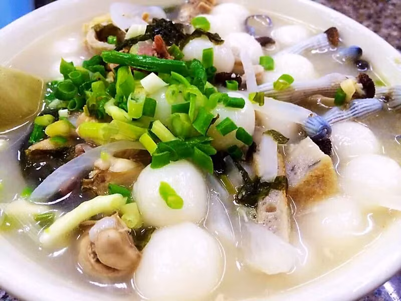 Đáng nói ở đây là người dân địa phương ăn món bánh trôi nấu giun biển vào ngày Tết. Theo họ, món ăn này là biểu tượng của sự đoàn tụ.